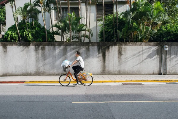 台湾台北 2018年7月2日 台湾台北街头骑单车的无名人士 — 图库照片