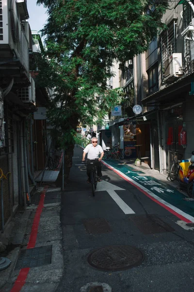 2018年7月2日 台北市の路上で自転車を運転する老人 — ストック写真