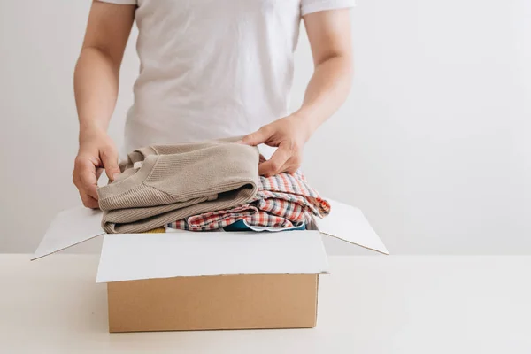 Concepto Donación Hombre Sosteniendo Una Caja Donaciones Con Ropa Llena — Foto de Stock