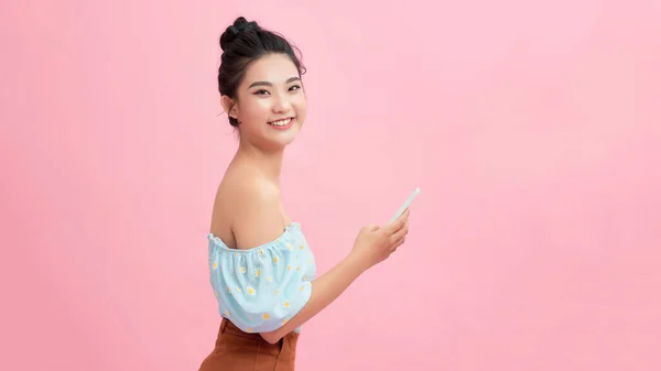 Retrato Una Mujer Casual Sonriente Sosteniendo Teléfono Inteligente Sobre Fondo —  Fotos de Stock