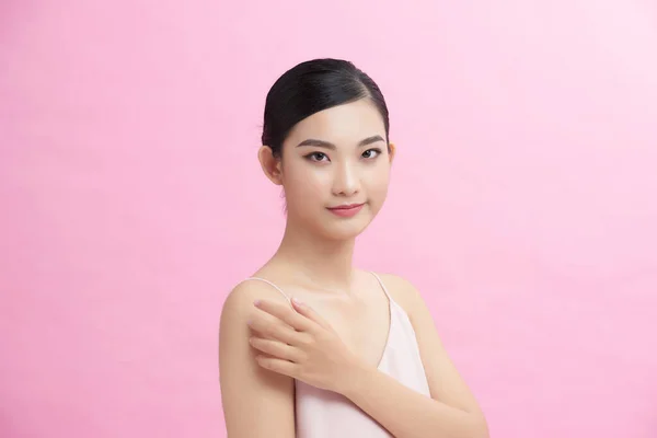 Model Hladkou Pletí Dotýká Jejího Ramene Usmívá Růžovém Pozadí — Stock fotografie