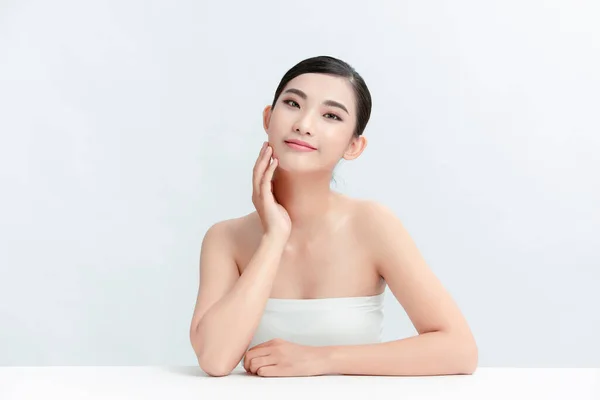 アジア女性美顔体肖像画とともに手の健康肌 — ストック写真