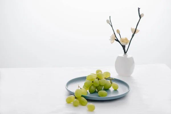 Wazony Zielone Winogrona Niebieskim Naczyniu Stole — Zdjęcie stockowe