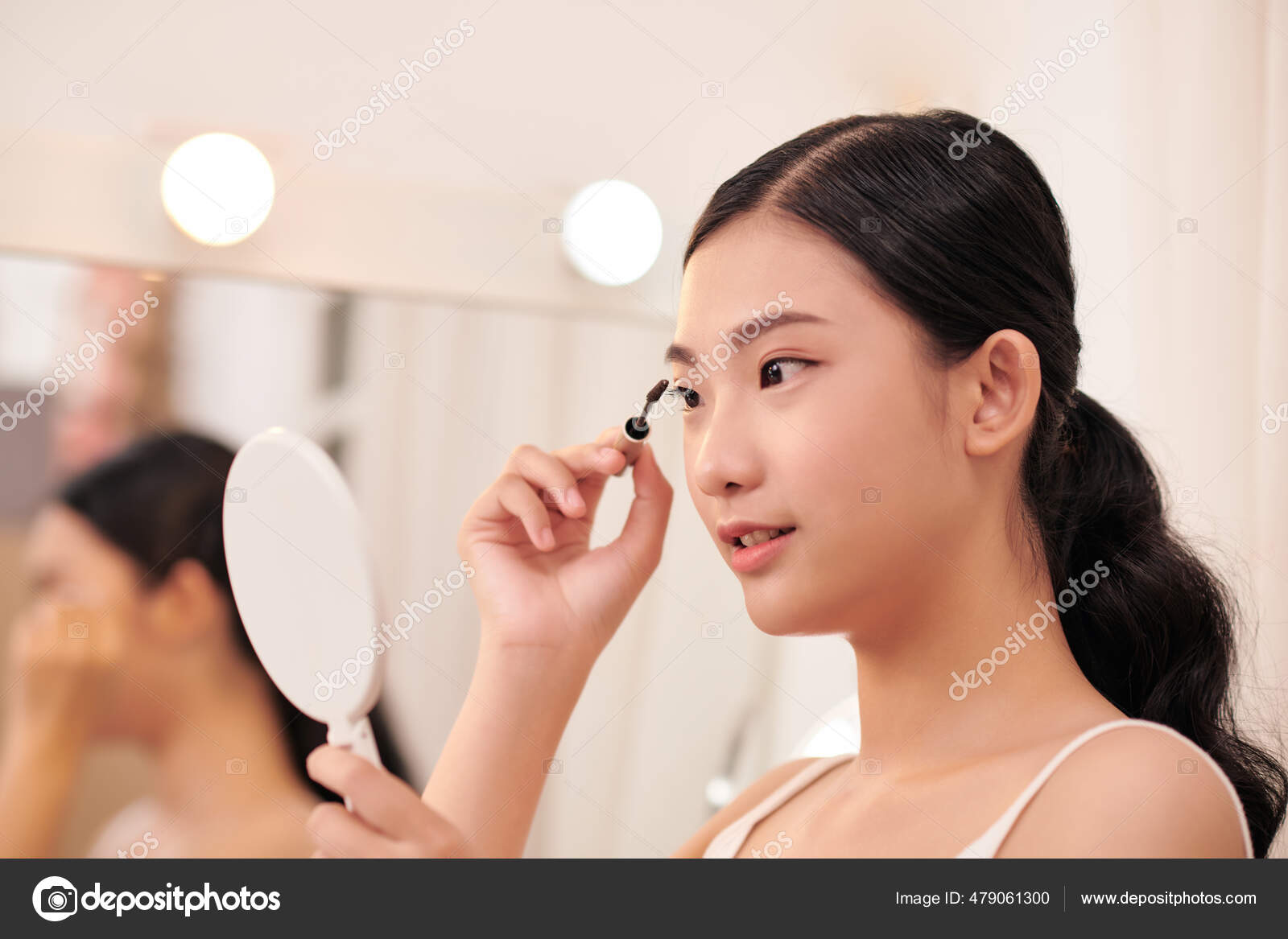 Menina adolescente elegante bonita olhando no espelho