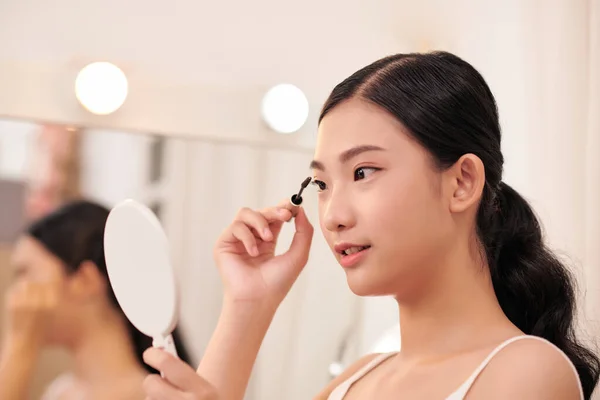 Increíble Joven Mujer Haciendo Maquillaje Delante Del Espejo Retrato Hermosa —  Fotos de Stock