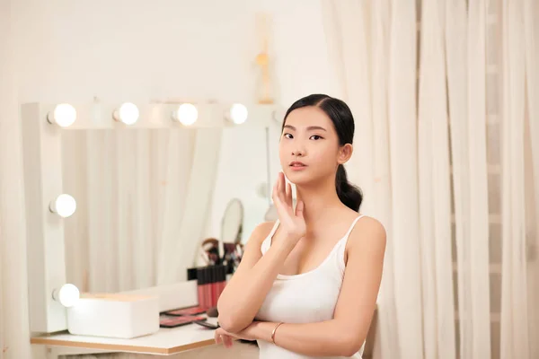 Cuidado Piel Femenina Joven Mujer Asiática Tocando Cara Mirando Espejo — Foto de Stock