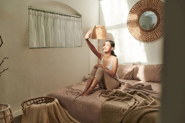 Счастливая Молодая Женщина Наслаждается Солнечным Утром Кровати — стоковое фото