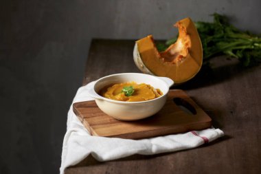 Pişirmek için organik portakallı balkabağı püresi bileşeni