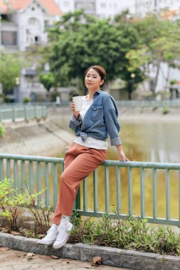 Park 'ta Dinlenen Kadın Paket Kahvesi