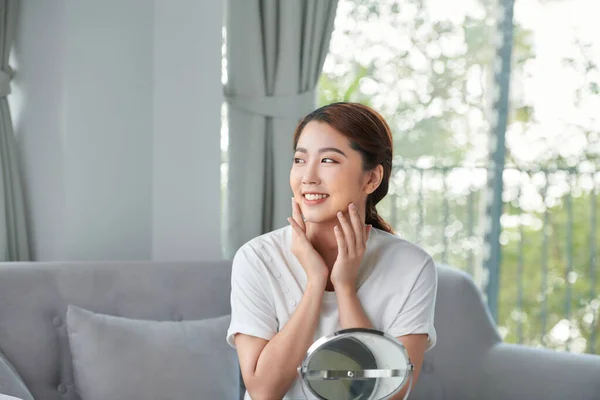 Schönheitspflege Junge Schöne Asiatische Mädchen Berühren Ihr Gesicht Vor Dem — Stockfoto