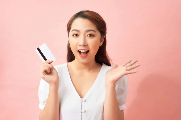 Woman Shows Her Credit Card Asia Beauty — Φωτογραφία Αρχείου