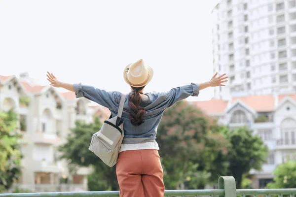 Jovem Viajante Feliz Cidade Grande Visão Traseira Traseira Mulher Jovem — Fotografia de Stock