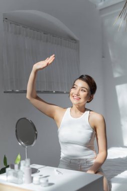 Beyaz arka planda izole edilmiş güzel bir kadın yüzü, cilt bakımı ve güneş kremi konsepti, Asyalı güzellik