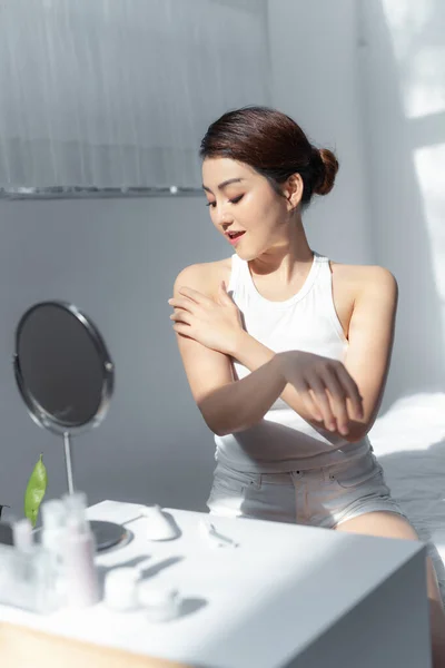 Belleza Asia Chica Usando Maquillaje Cosmético Para Suave Sedoso Bienestar — Foto de Stock