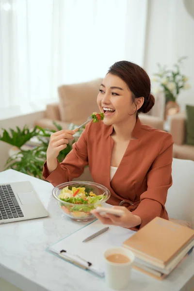 Jovem Mulher Negócios Bonita Local Trabalho Comendo Salada Legumes Tigela — Fotografia de Stock