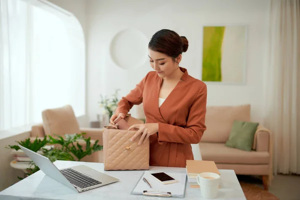 Mujer Negocios Poniendo Cosas Esenciales Bolso — Foto de Stock