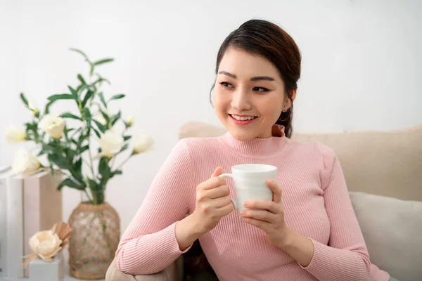 Schöne Junge Frau Trinkt Tee Während Sie Hause Ausruht — Stockfoto