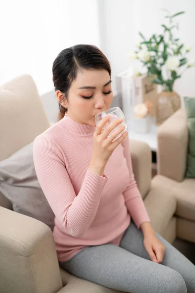 Mujer Feliz Tomando Una Píldora Vitaminas Sentada Sofá Sala Estar — Foto de Stock