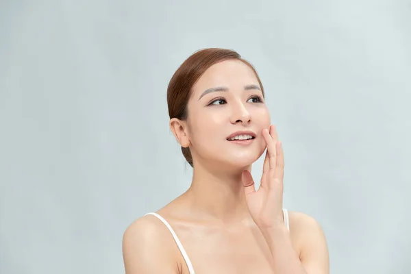 きれいな新鮮な肌を持つ美しい若いアジアの女性 顔のケア 顔の治療 美しさと健康的な肌と化粧品の概念 白い背景に隔離された女性の美しさの肌 — ストック写真