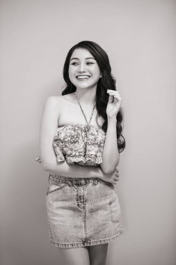 Duygusal güzel yüzlü, kıvırcık saçlı, siyah beyaz seksi bir kadın.