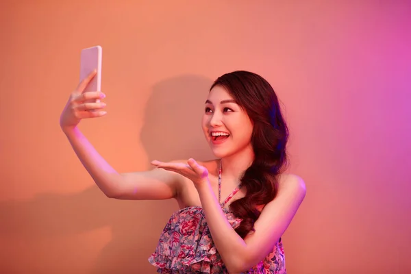 Una Donna Sorridente Che Foto Selfie Smartphone Luce Neon Studio — Foto Stock
