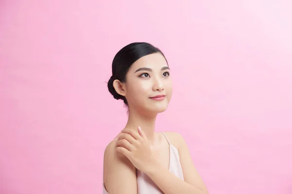 Mulher Retrato Beleza Modelo Asiático Linda Fêmea Toca Seu Ombro — Fotografia de Stock