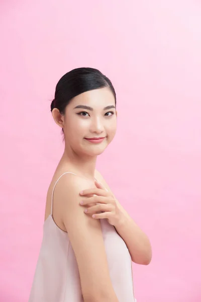 Kadın Asyalı Model Güzellik Portresi Güzel Kadın Omzuna Dokunur Kameraya — Stok fotoğraf