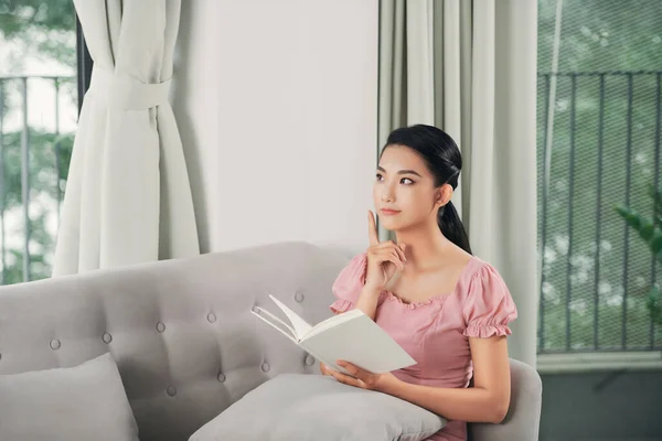 Hermosa Joven Leyendo Revista Acostado Sofá Casa — Foto de Stock