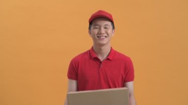 Kutulu teslimatçı, renkli olanlardan izole edilmiş.