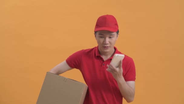 Dodávka Muž Krabicí Telefonem Izolované Přes Barvu — Stock video