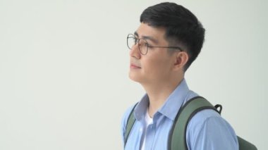 Beyaz arka planda yakışıklı bir adamın portresi..