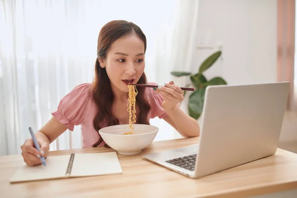 Joven Mujer Asiática Comiendo Fideos Trabajando Con Ordenador Portátil Casa — Foto de Stock