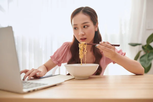 Hermosa Mujer Asiática Joven Usando Ordenador Portátil Comer Fideos Asiáticos — Foto de Stock
