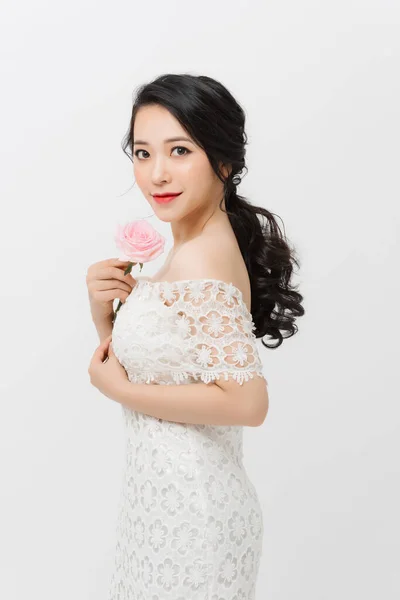 Atractiva Mujer Asiática Elegante Sosteniendo Flor Vistiendo Vestido Blanco Sobre —  Fotos de Stock