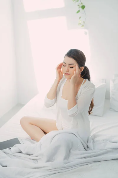 Miserable Joven Mujer Tocando Templos Sentado Cama Casa — Foto de Stock