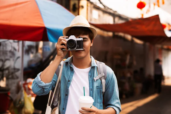 Fotógrafo Tirar Fotos Ruas Animadas Com Restaurantes — Fotografia de Stock