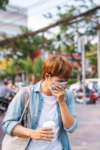 Traveller Wears Disposable Facial Surgical Mask Protection Infection — Stock Photo, Image