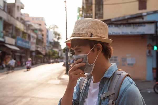 Tourist Man Mask Taking Coffee While Walking Street Ταξιδιωτική Έννοια — Φωτογραφία Αρχείου