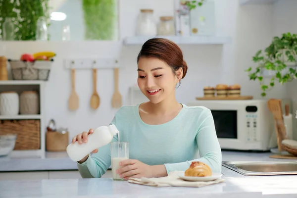 Молода Приваблива Жінка Молоком Здоровий Сніданок Кухні — стокове фото
