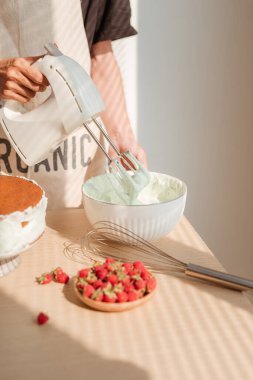 Krem şanti sünger keki veya kırmızı kadife yapmaya hazırlanıyor