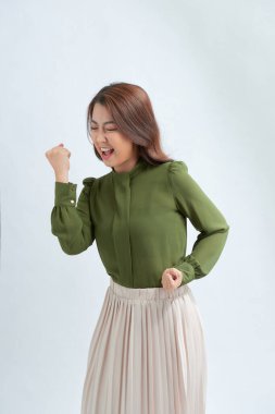 Beyaz arka planda izole edilmiş yumruklarla gülümseyerek kazanmak çekici bir bağırış.