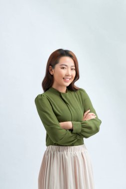 Beyaz arka planda resmi giyinmiş genç bir kadın.