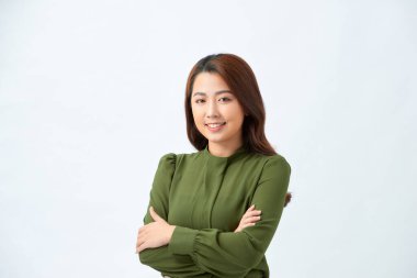 Genç Asyalı kadın yalnız gülüyor ve eğleniyor..