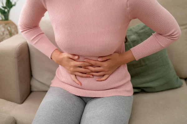Junge Frau Leidet Unter Bauchschmerzen Wenn Sie Hause Auf Dem — Stockfoto