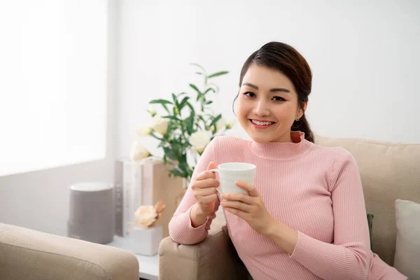 Linda Joven Que Relaja Con Taza Sala Estar — Foto de Stock