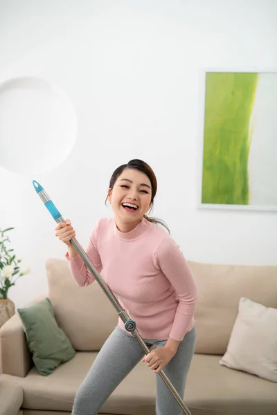 Durante Pulizia Dell Appartamento Donna Canta Balla Tra Mani Uno — Foto Stock