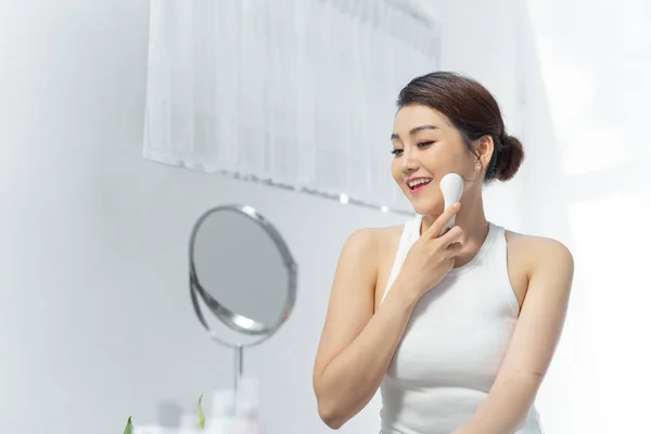 Mooie Aziatische Vrouw Hand Holdind Elektrische Gezichtsmassage Geïsoleerd Witte Achtergrond — Stockfoto