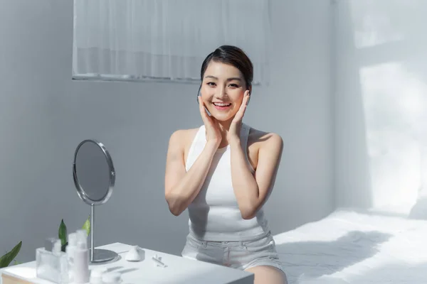 Retrato Hermosa Joven Mujer Asiática Sonrisa Mientras Despierta Saludable Bienestar — Foto de Stock