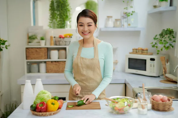 Hermosa Joven Está Preparando Ensalada Verduras Cocina —  Fotos de Stock