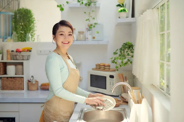 Giovane Donna Lavava Piatti Cucina — Foto Stock